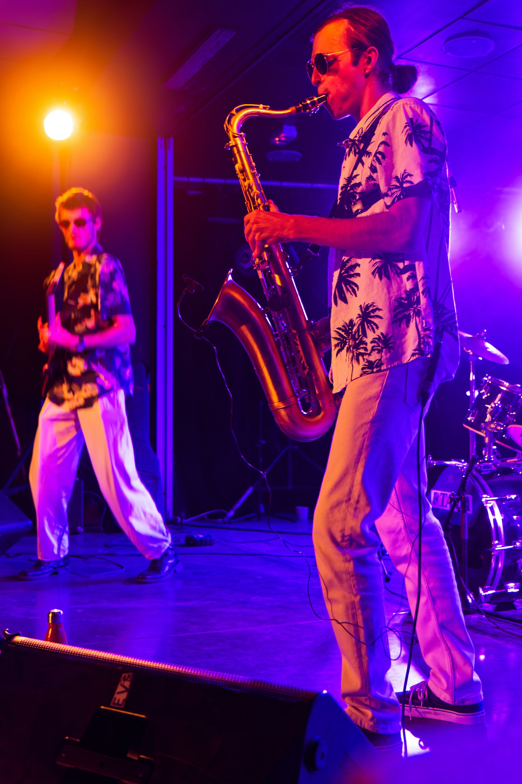 Saxophoniste en performance sous les lumières d’une scène